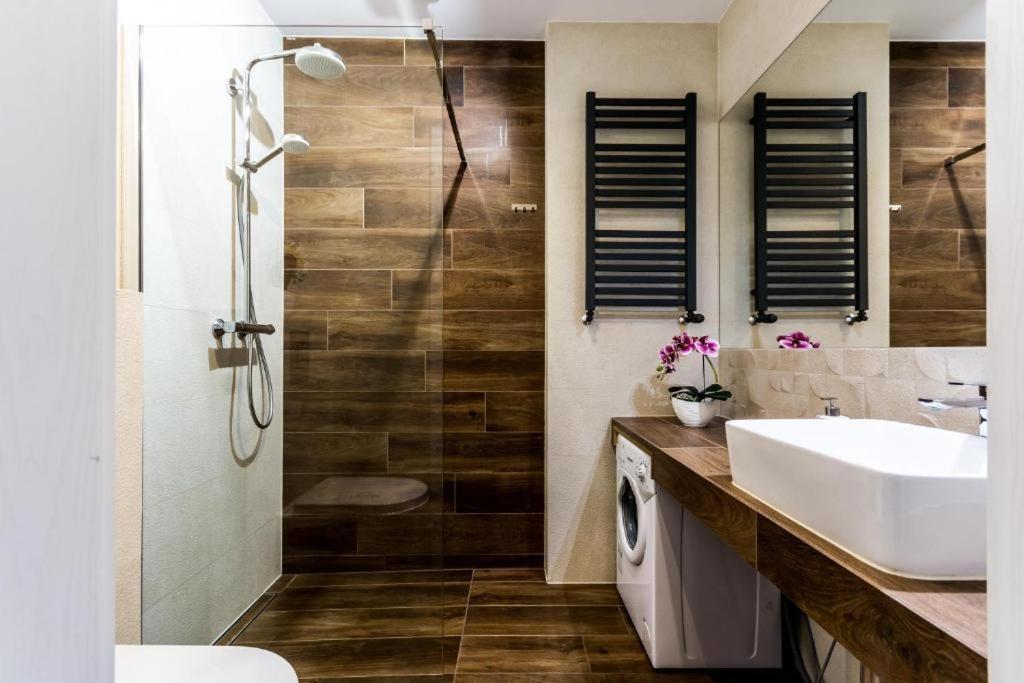 Relax Jacuzzi Apartment كراكوفيا المظهر الخارجي الصورة