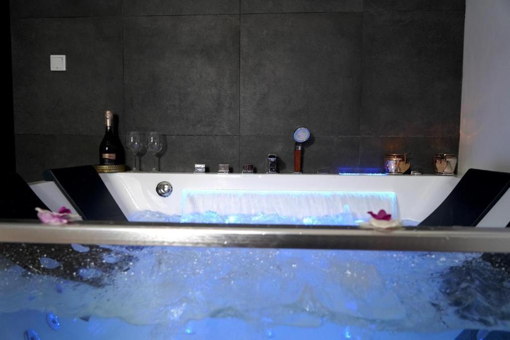 Relax Jacuzzi Apartment كراكوفيا المظهر الخارجي الصورة